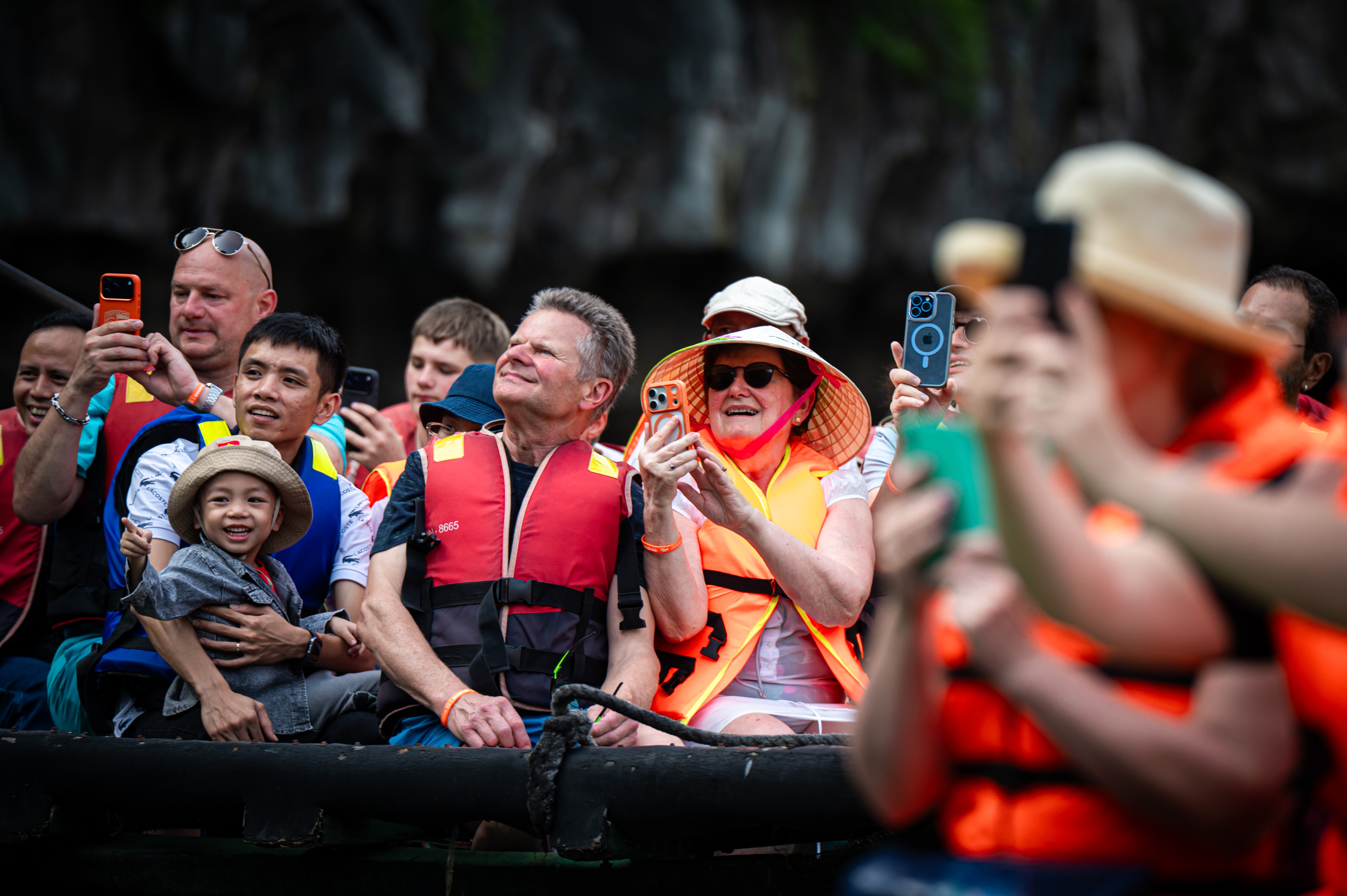 Nuom nuop khach ngoai tren vinh Ha Long hinh anh