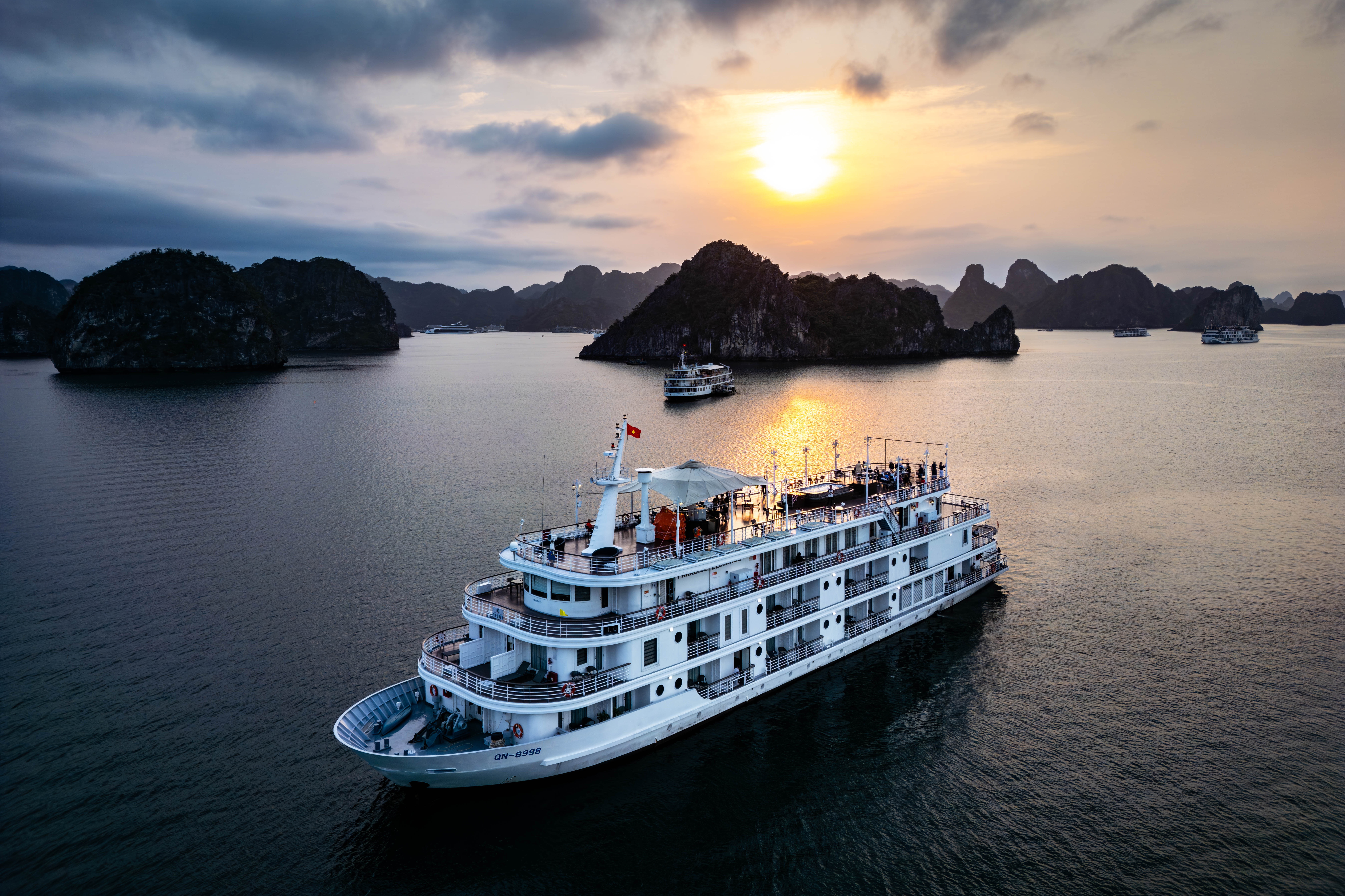 Hoang hon va binh minh ngoan muc tren du thuyen giua vinh Ha Long hinh anh