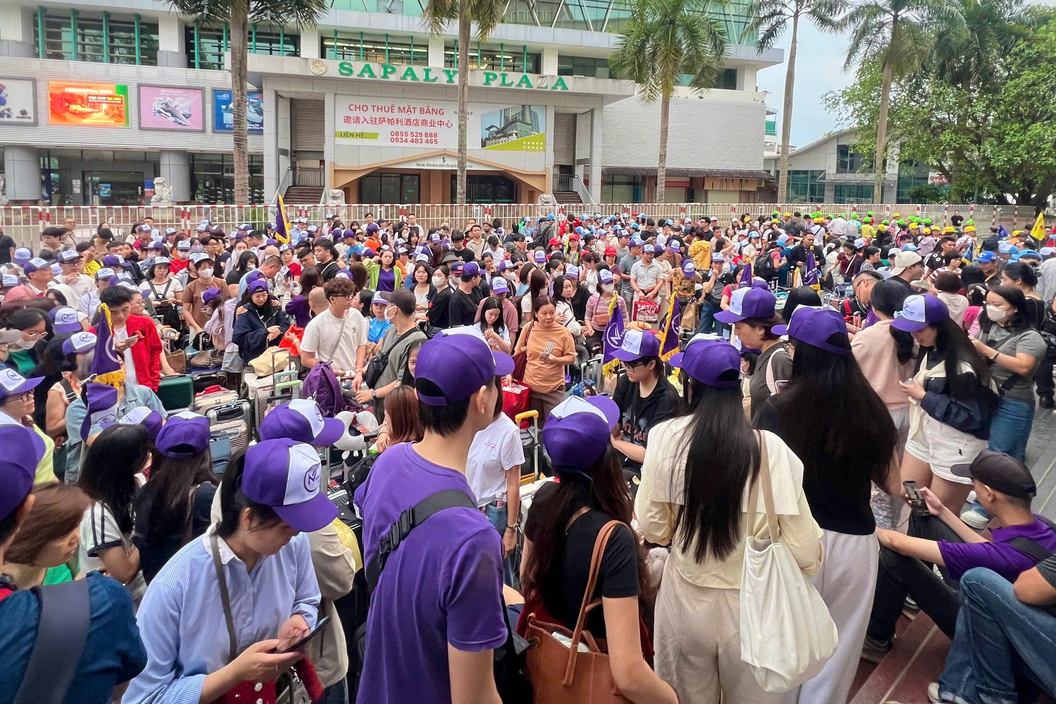 Xep hang dong nghit o cua khau Lao Cai cho du lich Trung Quoc hinh anh