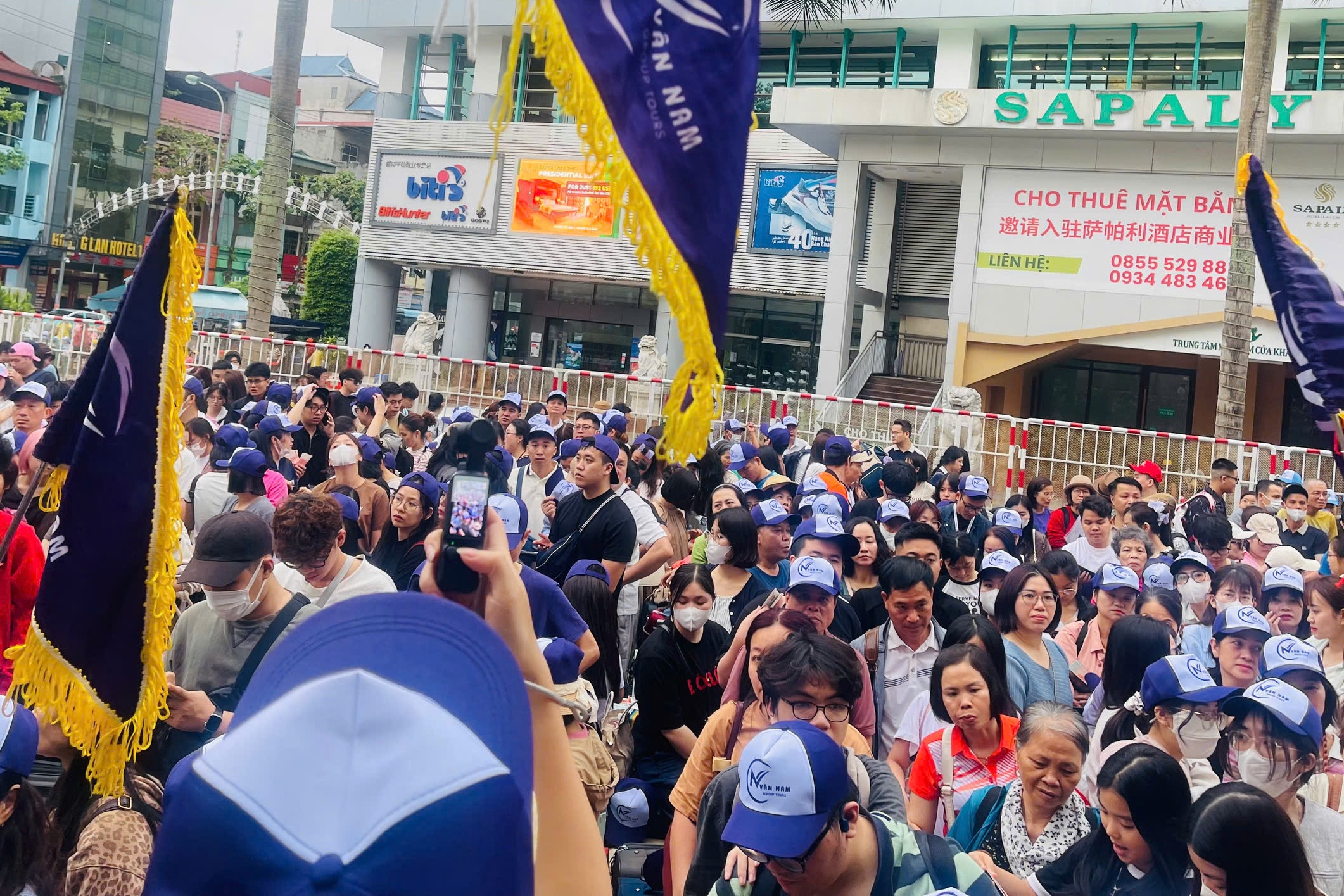 'Bien nguoi' xep hang o cua khau Lao Cai cho du lich Trung Quoc hinh anh