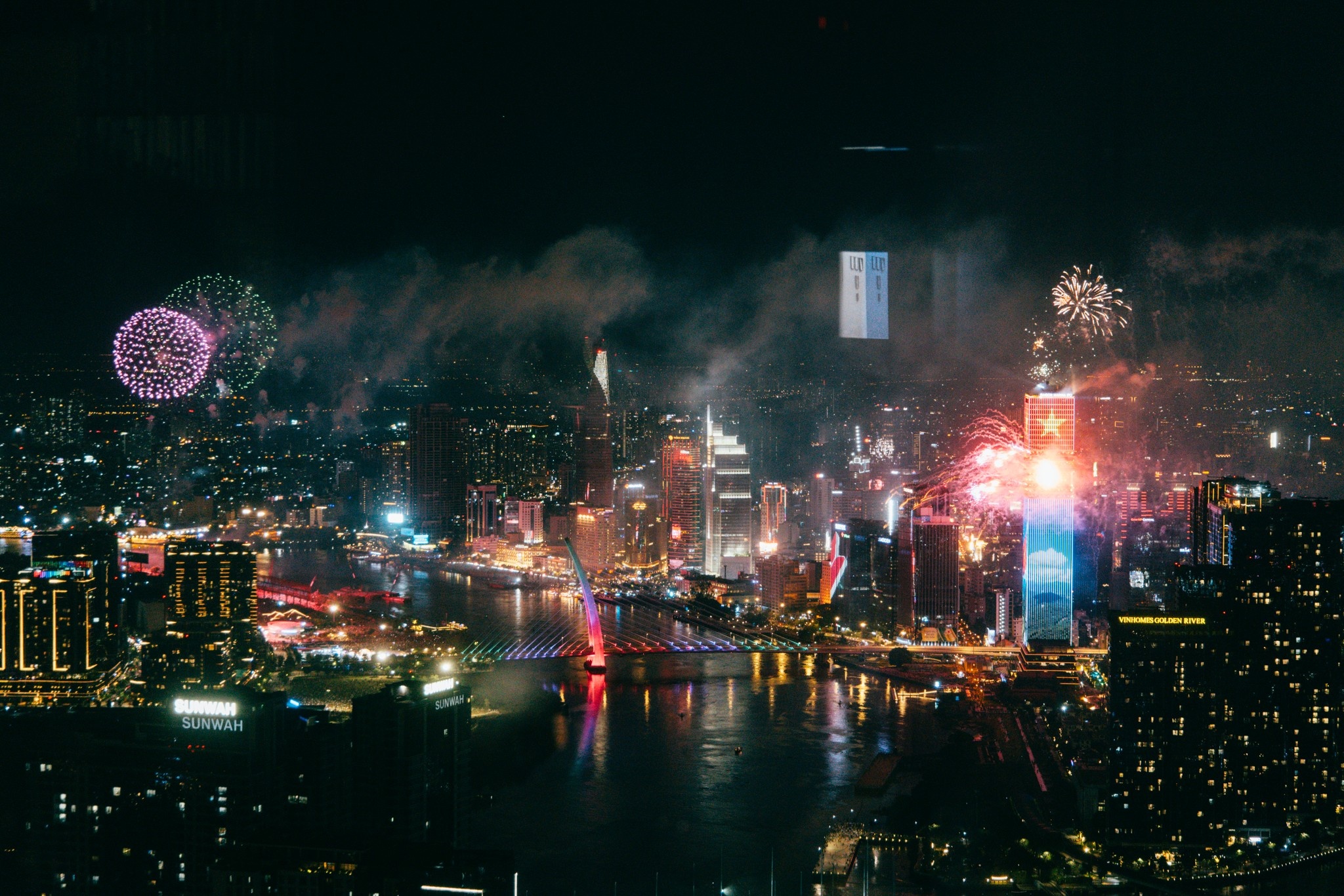 Phao hoa ruc ro, thap sang bau troi TP.HCM toi 30/4 hinh anh