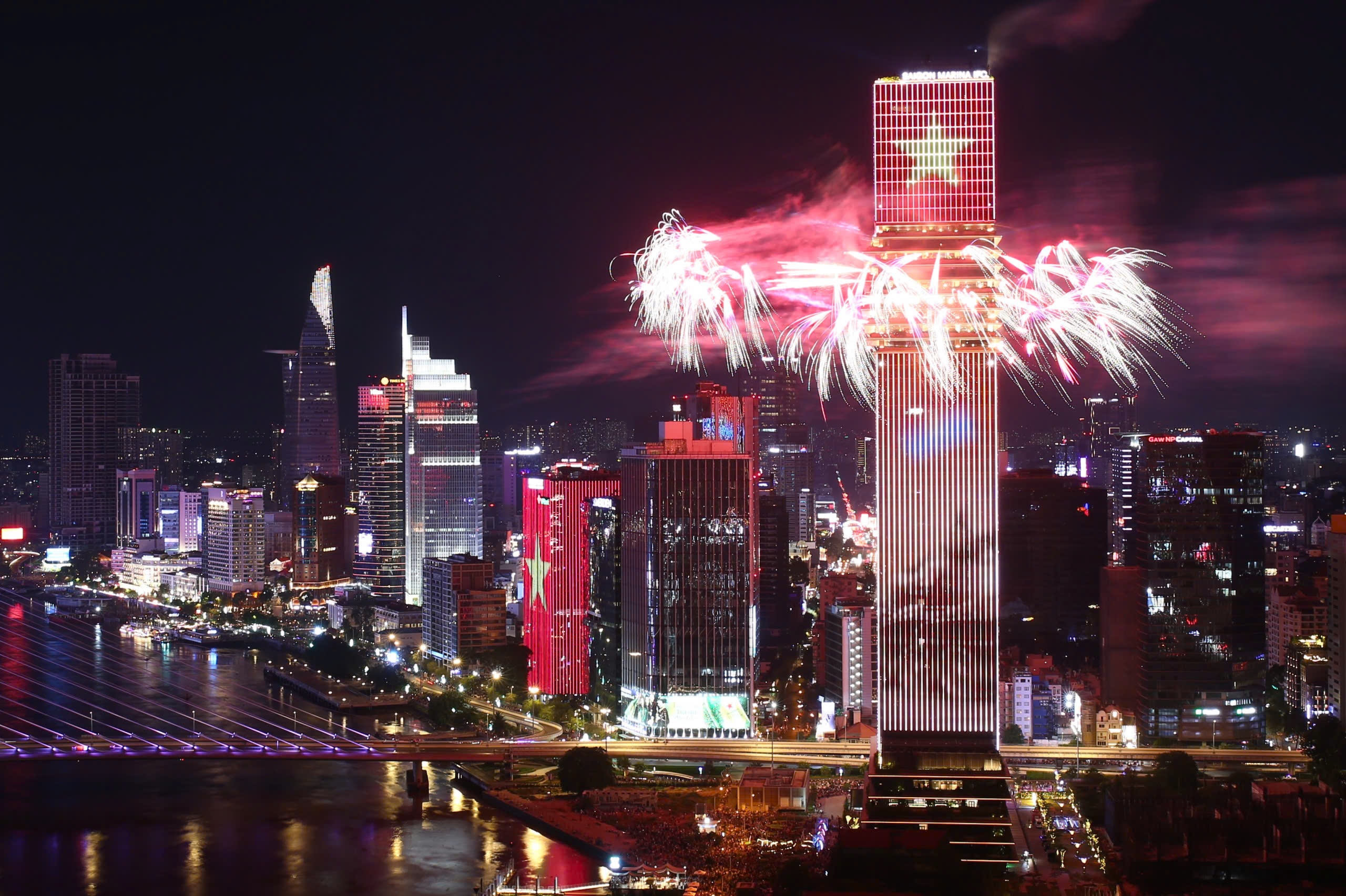 Phao hoa 'om tron' bau troi TP.HCM toi 30/4 hinh anh