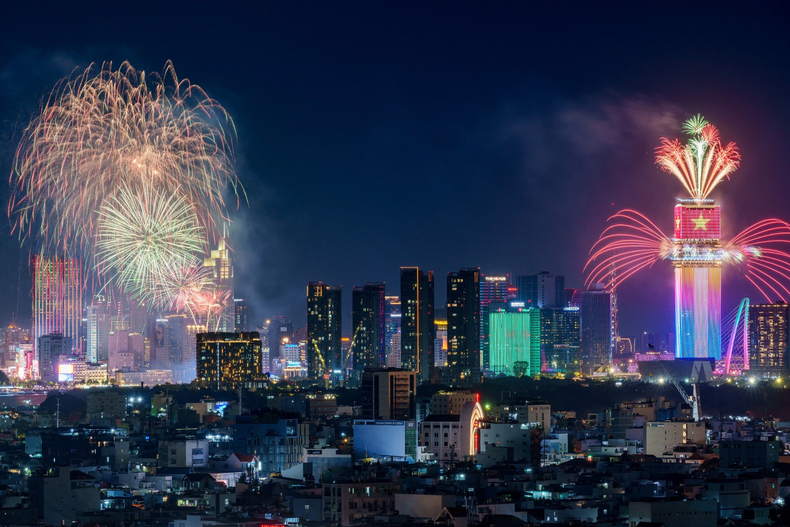 Phao hoa thap sang bau troi TP.HCM toi 30/4 hinh anh