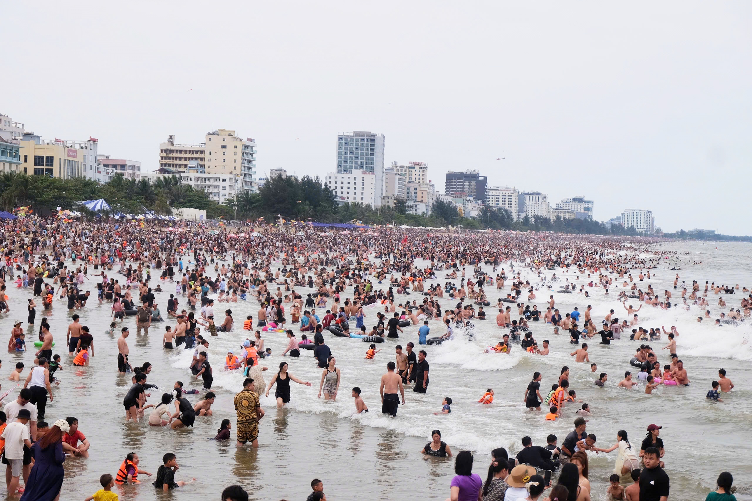 Cat Ba vo tran, Sam Son 'khong con cho trong' ngay 30/4 hinh anh