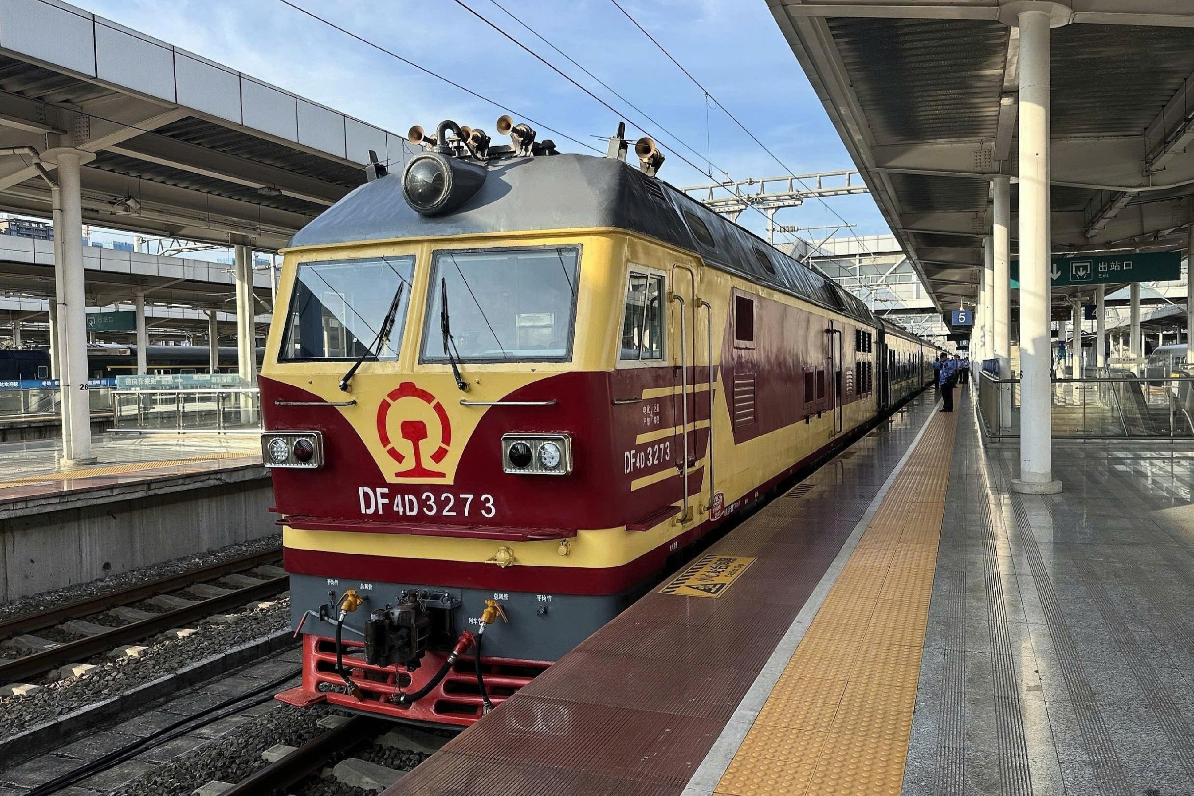 Dieu khac biet khi di tau du lich Viet Nam - Trung Quoc hinh anh