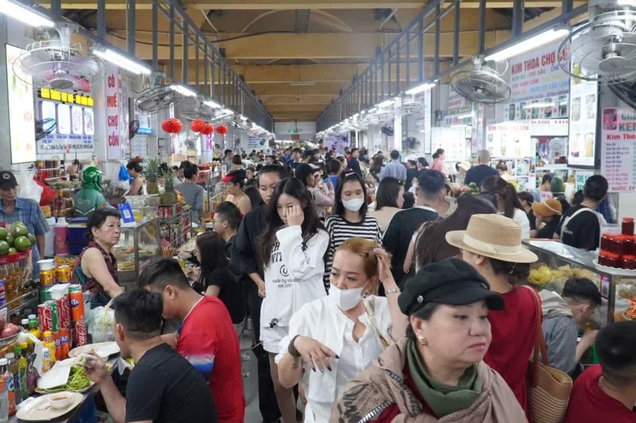 Du khach do ve cho Con Da Nang trong ngay dau nghi le 30/4 hinh anh