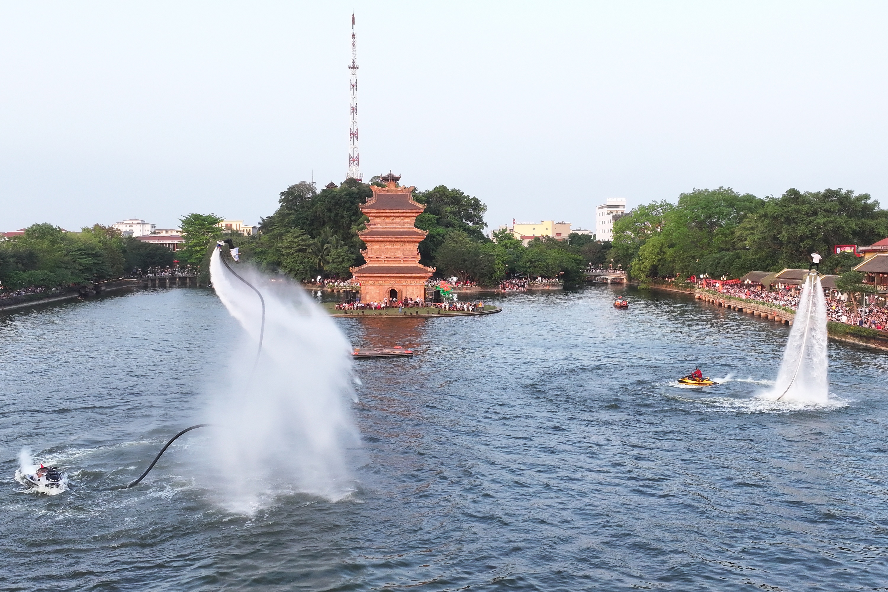 Bai hoc sau su co VDV flyboard va du khach 'chim' duoi ho o Ninh Binh hinh anh
