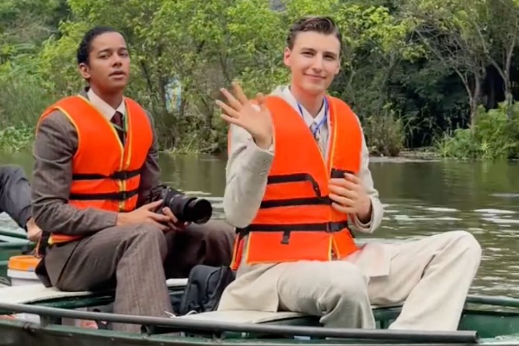 2 khach Tay mac vest, ngoi thuyen o Ninh Binh gay sot hinh anh