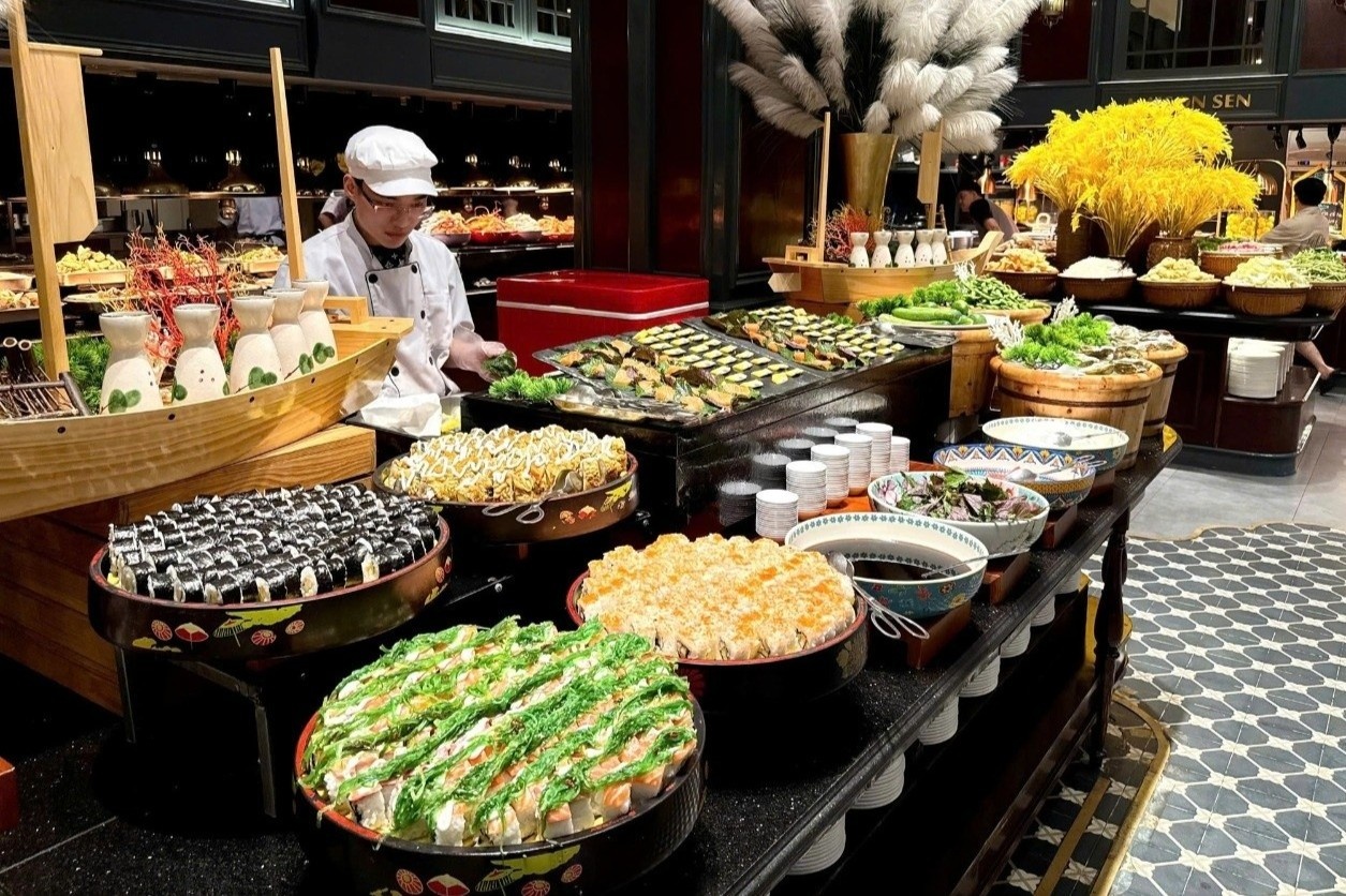 Chuoi buffet noi tieng Ha Noi canh bao hinh anh