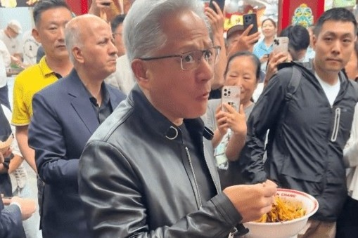 Nhan vien ke phut CEO Nvidia an mi tuong dau, uong Mixue o Bac Kinh hinh anh