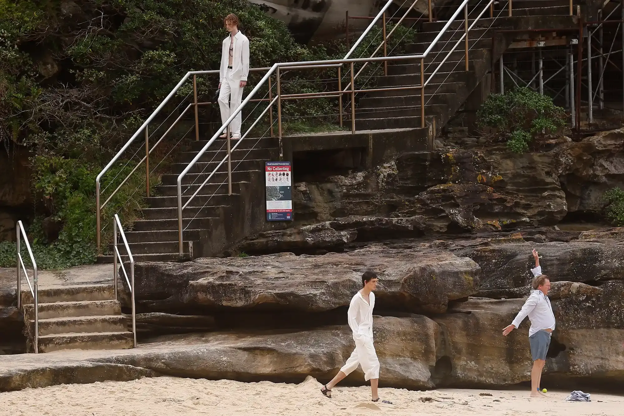 Man 'catwalk bat dac di' cua du khach tam bien gay bao mang xa hoi hinh anh