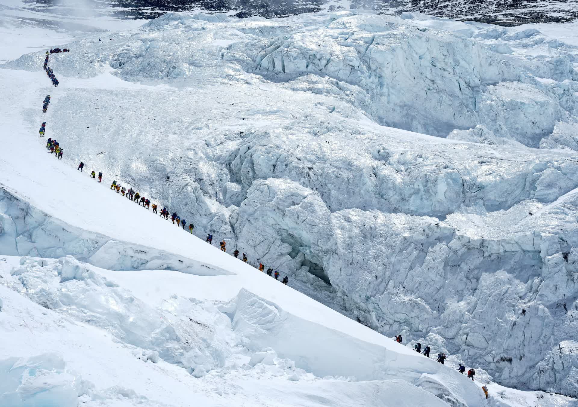Ky luc gay lo ngai tren dinh Everest hinh anh