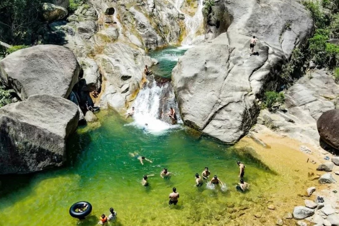 Dong thac mang ten ky la o Thanh Hoa hut khach ngay nang nhu thieu dot hinh anh