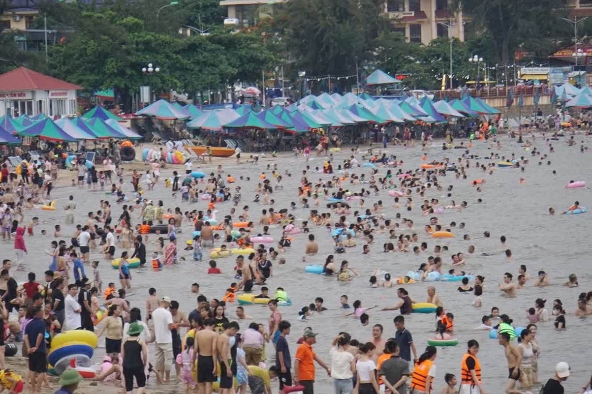 'Bien nguoi' do ra bien Do Son giai nhiet hinh anh