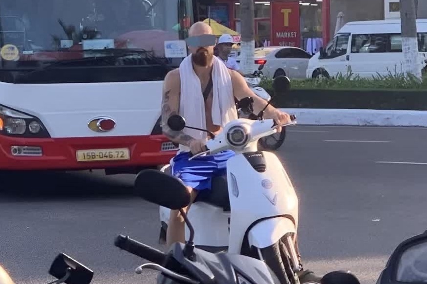 Khach nuoc ngoai dau tran chay xe may 'quay tung' Da Nang hinh anh