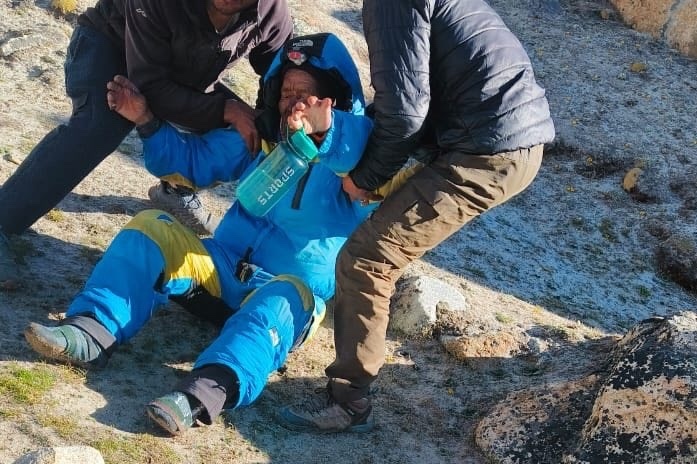 Gia dinh lam le cau sieu, huong dan vien Everest bat ngo tro ve hinh anh