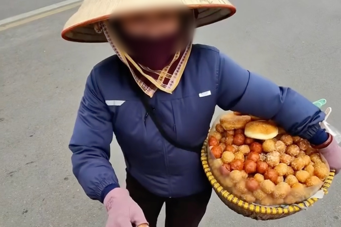 Xac minh khach Tay bi 'chat chem' 420.000 dong 10 chiec banh ran hinh anh