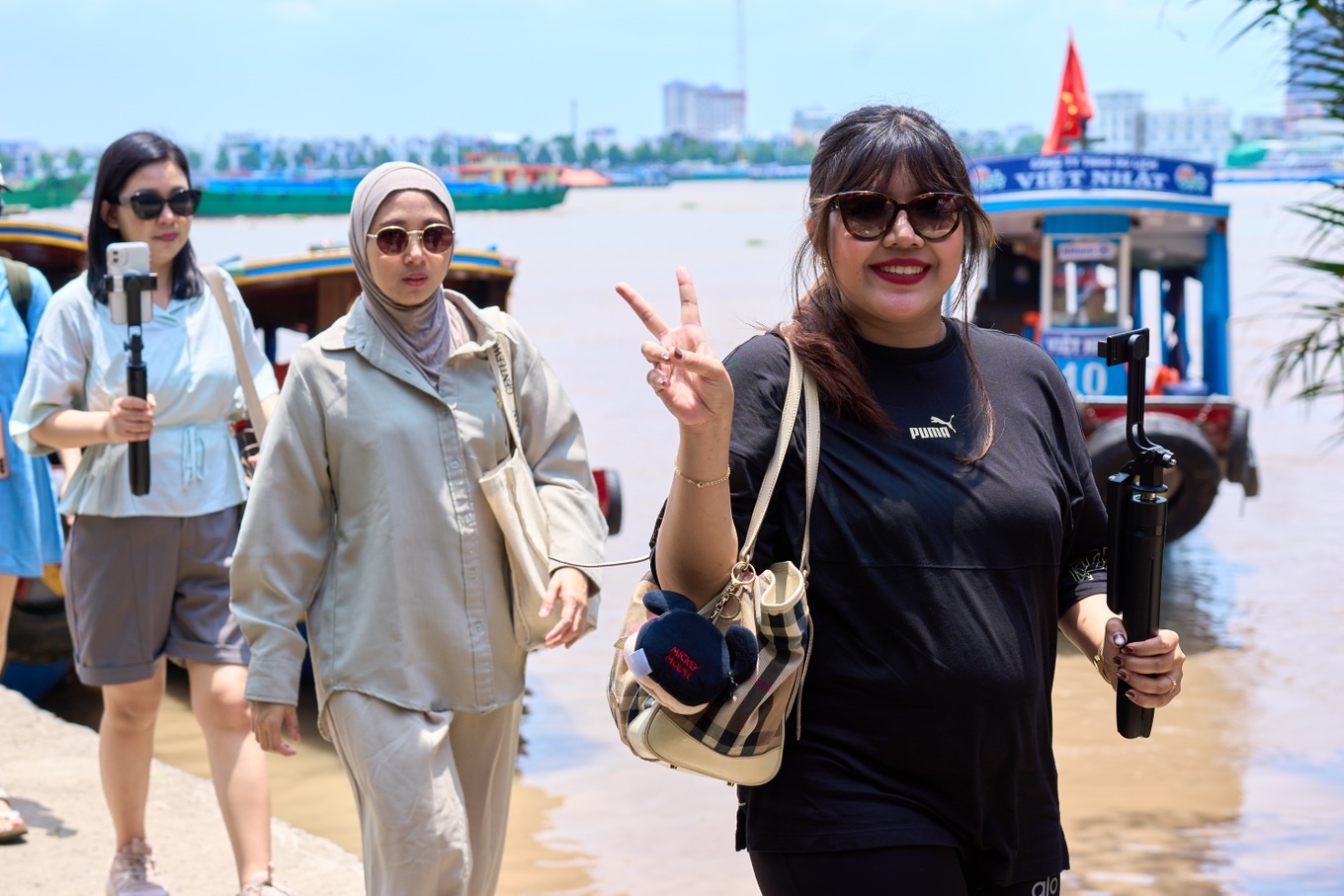Mot nhom khach Dong Nam A am tham tang hien dien tai Phu Quoc hinh anh