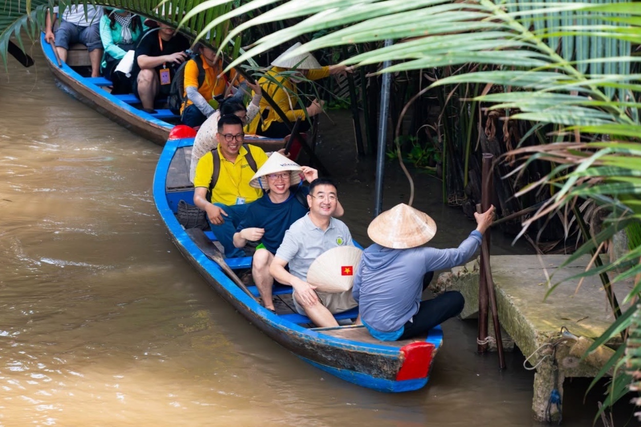 Hau can 'khung' don doan hon 1.000 khach Trung Quoc den TP.HCM hinh anh