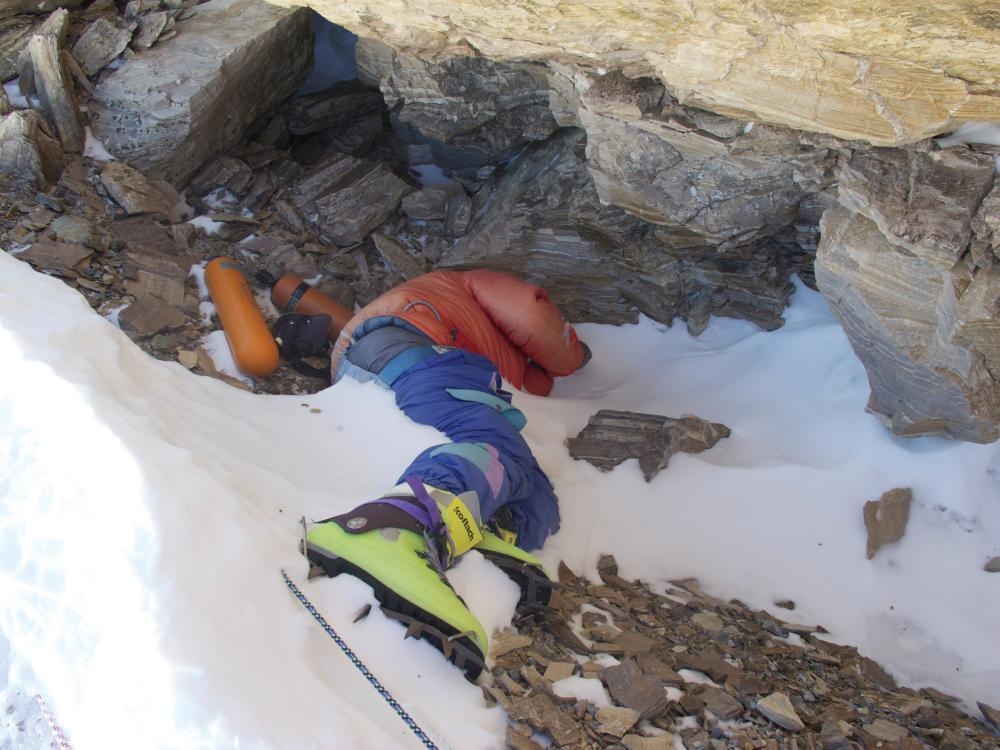 Sap co loi giai ve thi the 'doi giay xanh' tren dinh Everest hinh anh