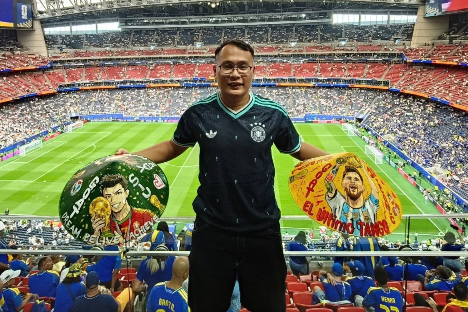 Khach Viet chi 2.500 USD ngoi hang dau xem Ronaldo 'di vao lich su' hinh anh