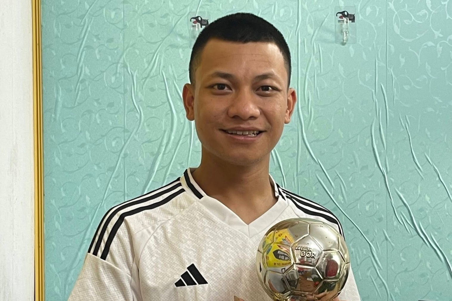 Chang trai Hai Phong bong dung noi tieng vi giong cau thu Mbappe hinh anh