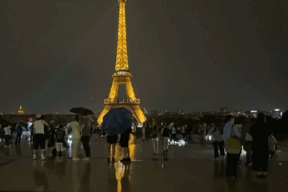 Canh tuong hiem thay set danh trung thap Eiffel sau ngay nang ky luc hinh anh