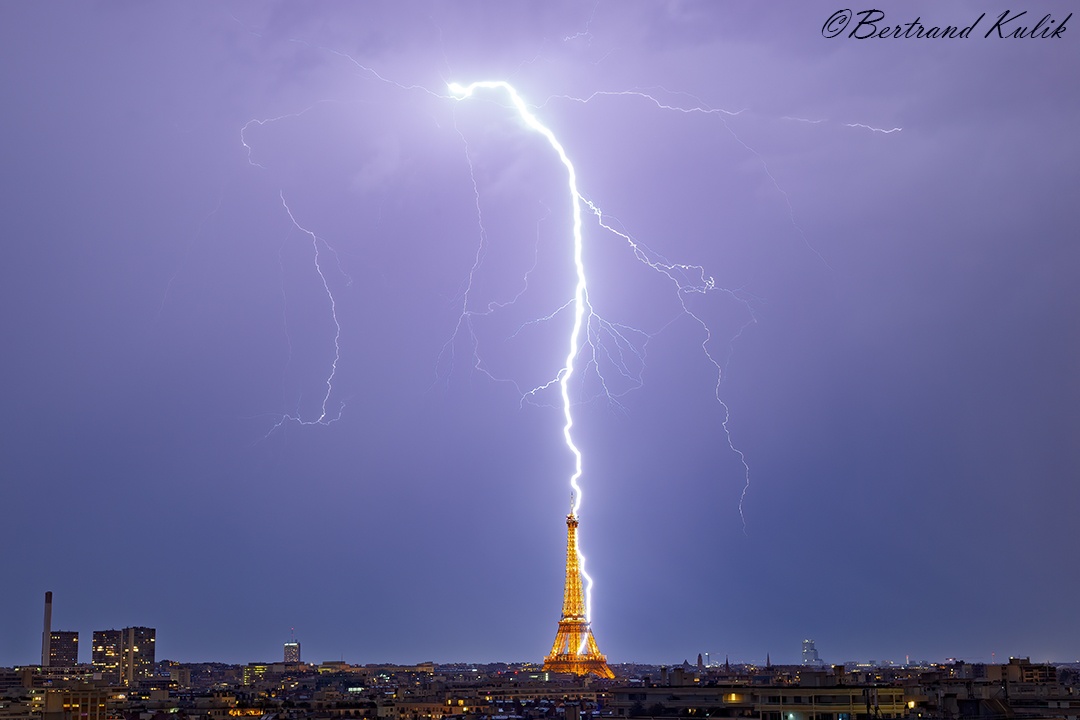 Set danh trung thap Eiffel, du khach chay tan loan hinh anh