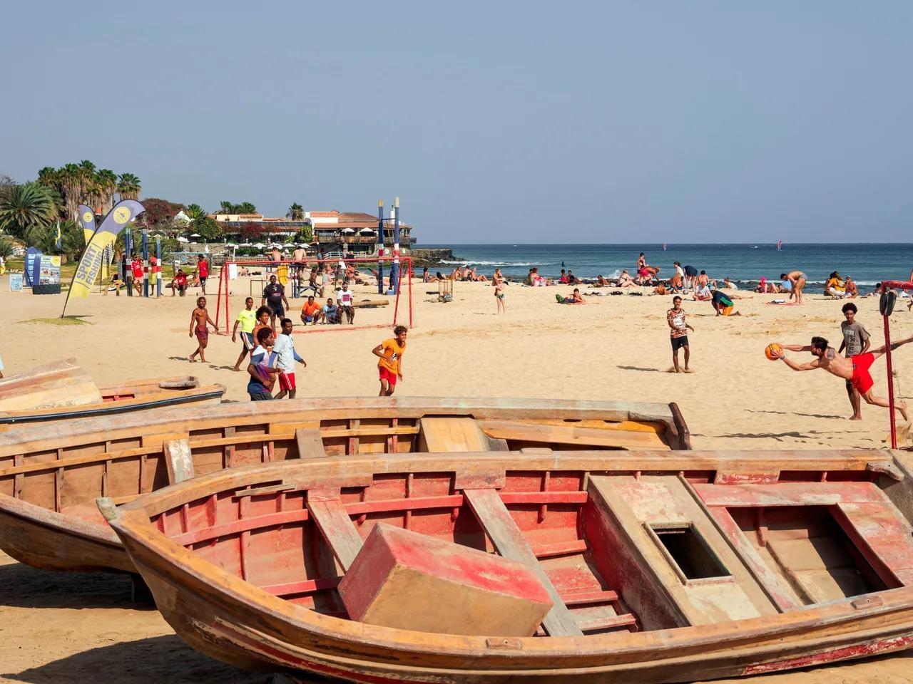 'Bung no' du lich Cape Verde sau World Cup hinh anh