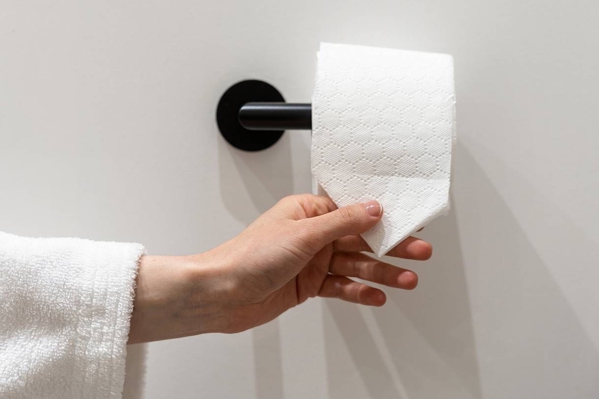 Sự thật về nếp gấp hình tam giác trên giấy vệ sinh khách sạn