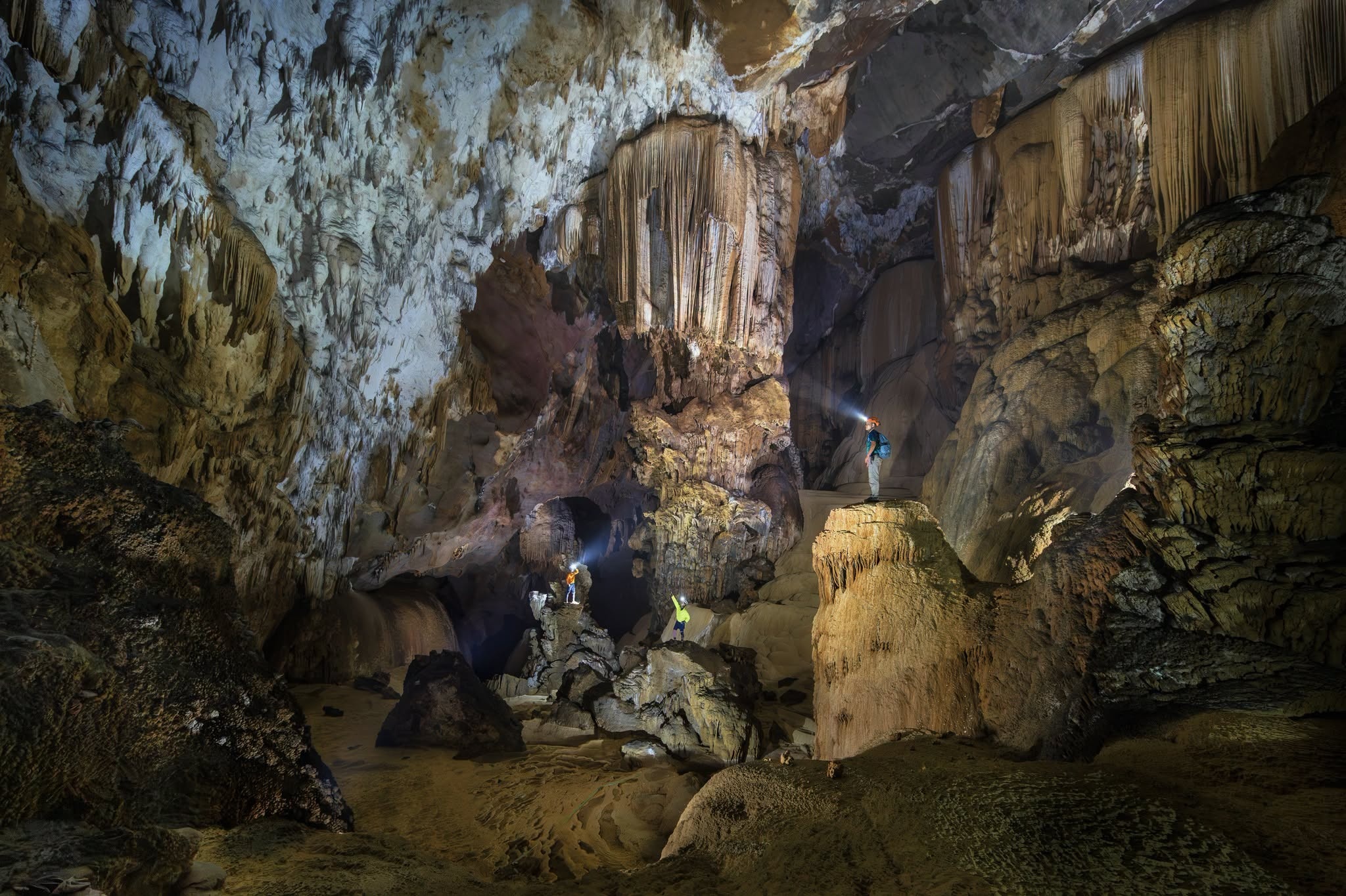 Đã mở tour khám phá hang động mới phát hiện ở Việt Nam