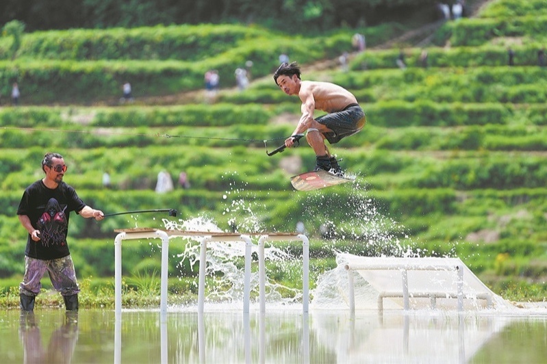 Môn thể thao mạo hiểm giữa ruộng bậc thang Trung Quốc