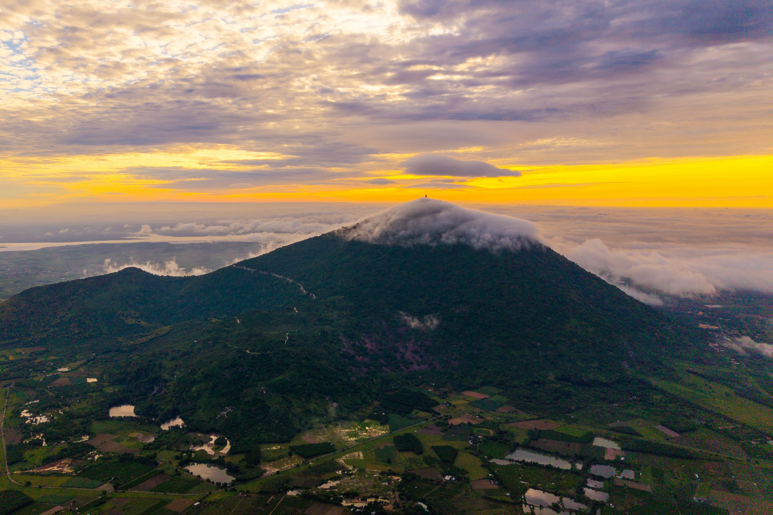 n&uacute;i B&agrave; Đen ảnh 2