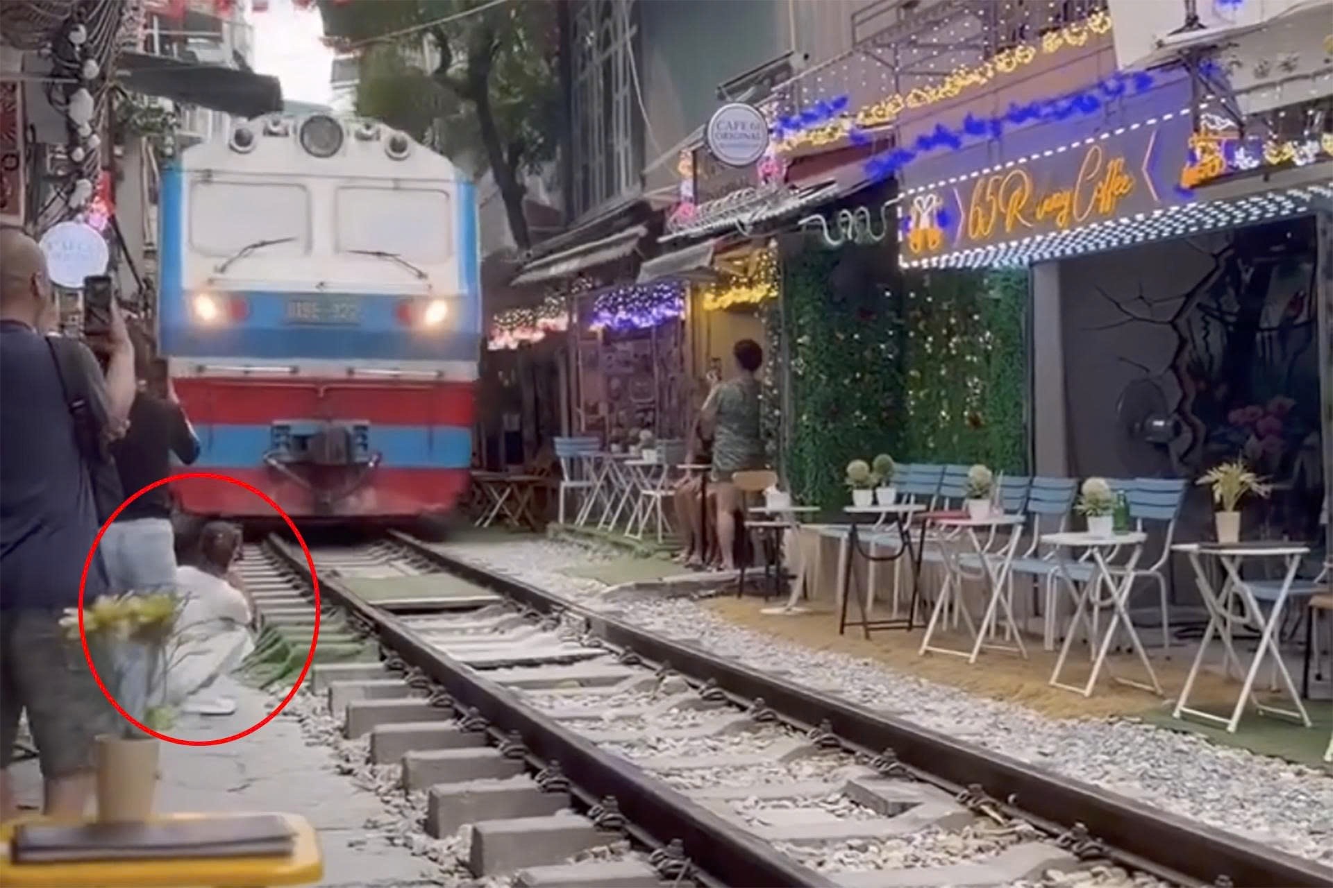 Du khách bị tàu hất văng điện thoại tại 'phố cà phê đường tàu'