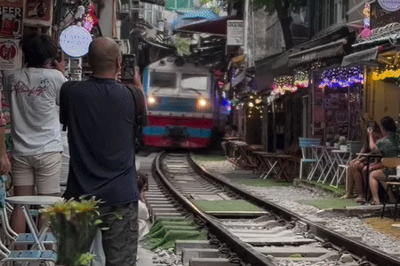 Tin mới du khách bị tàu hất văng điện thoại tại 'phố cà phê đường tàu'