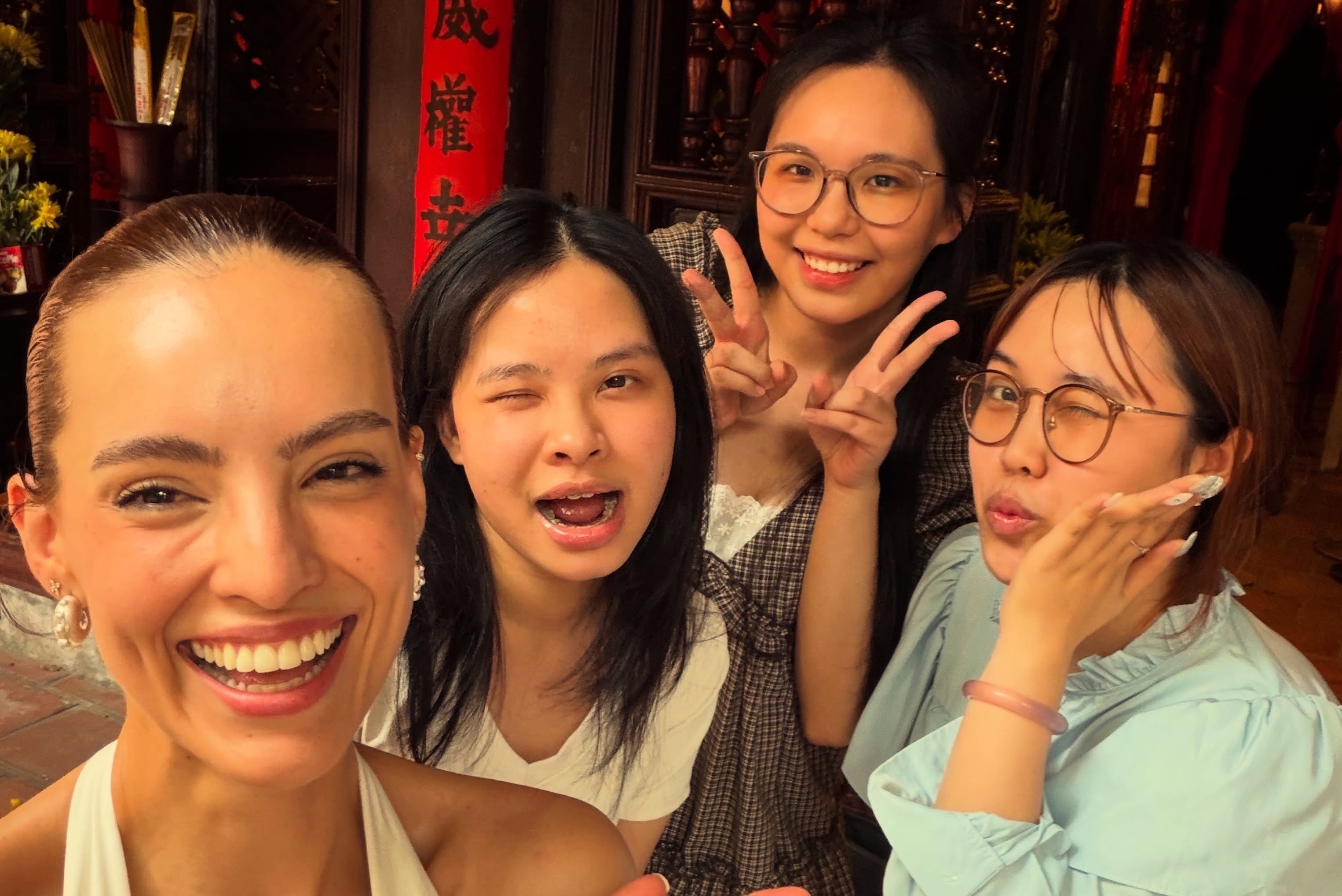 Hoa hậu Thế giới 2018 ăn bún chả, đi xe ôm Hà Nội, ngắm lúa ở Sa Pa