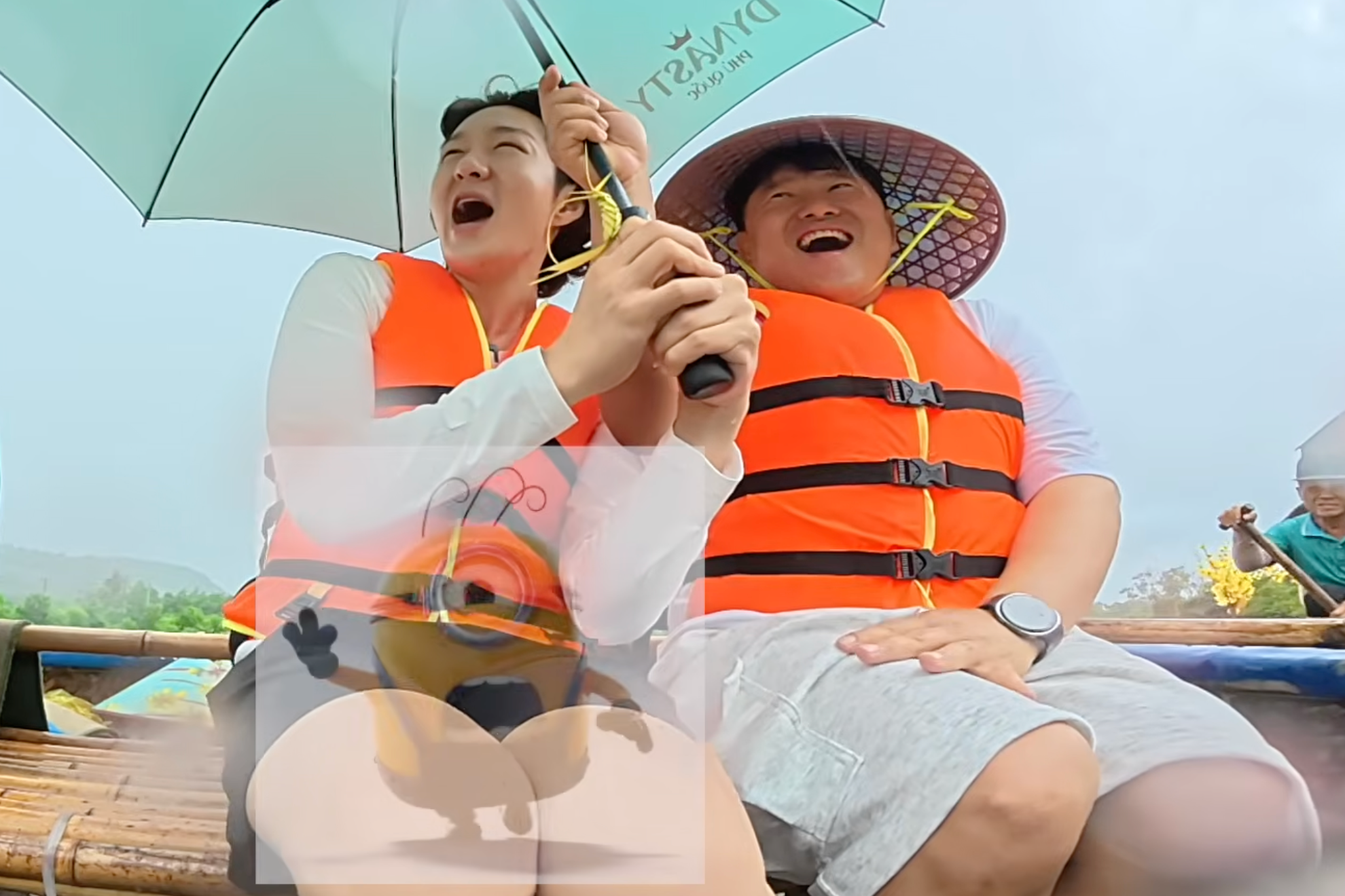 Phú Quốc mưa trắng xóa, Lee Changsub (BTOB) 'quay cuồng' đi thuyền thúng