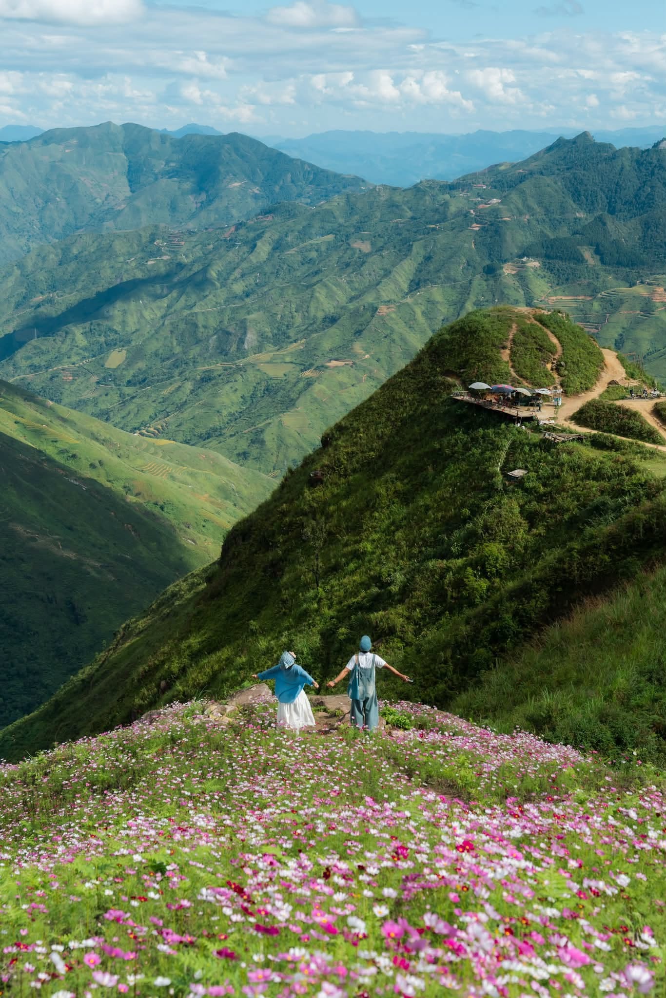 T&agrave; X&ugrave;a,  vườn hoa ảnh 2
