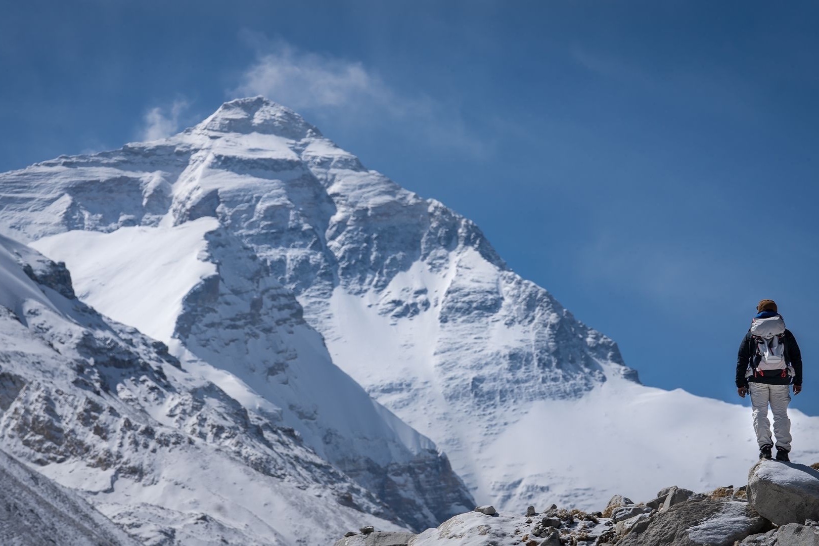 Công bố danh tính nhà leo núi mang biệt danh 'đôi giày xanh' trên đỉnh Everest