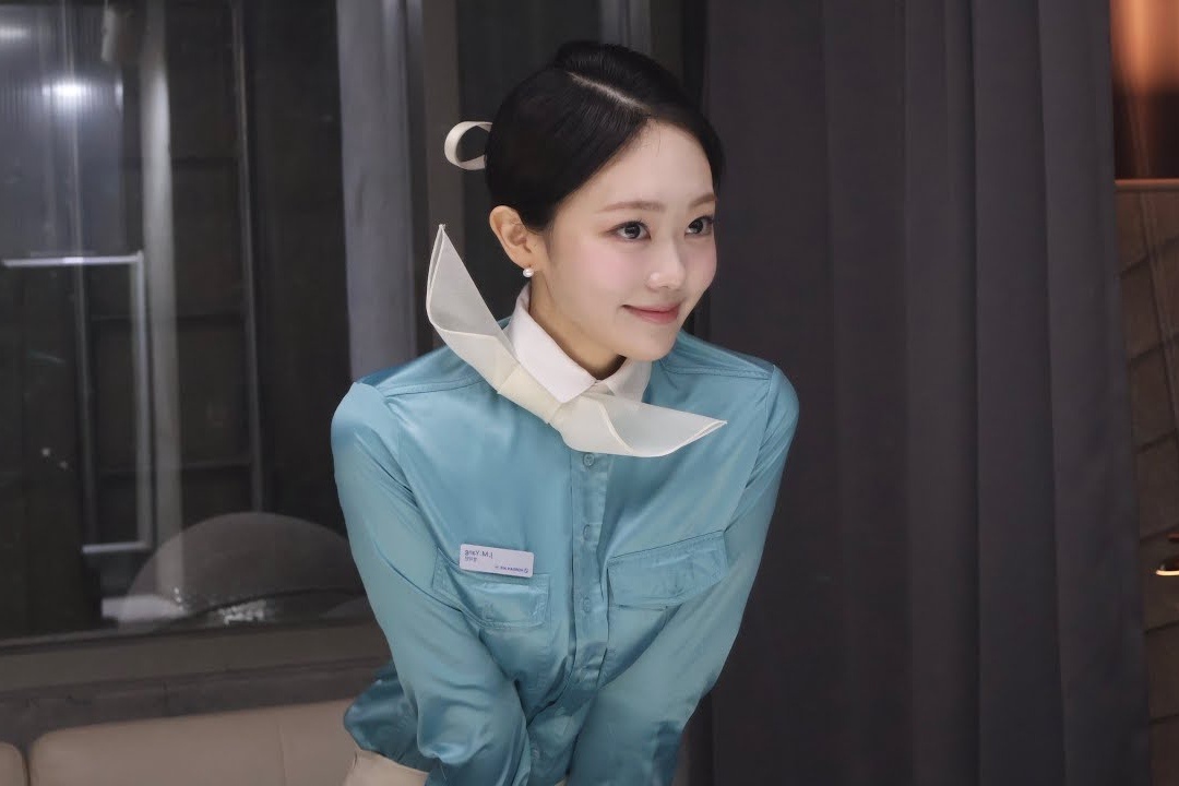 Lý do tiếp viên hàng không thường đeo khăn cổ