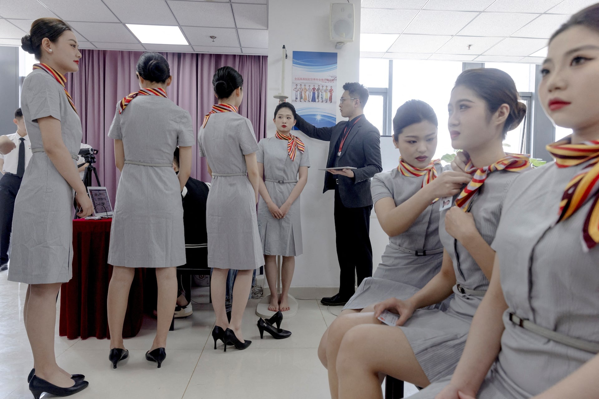 tiếp vi&ecirc;n h&agrave;ng kh&ocirc;ng,  khăn cổ ảnh 2