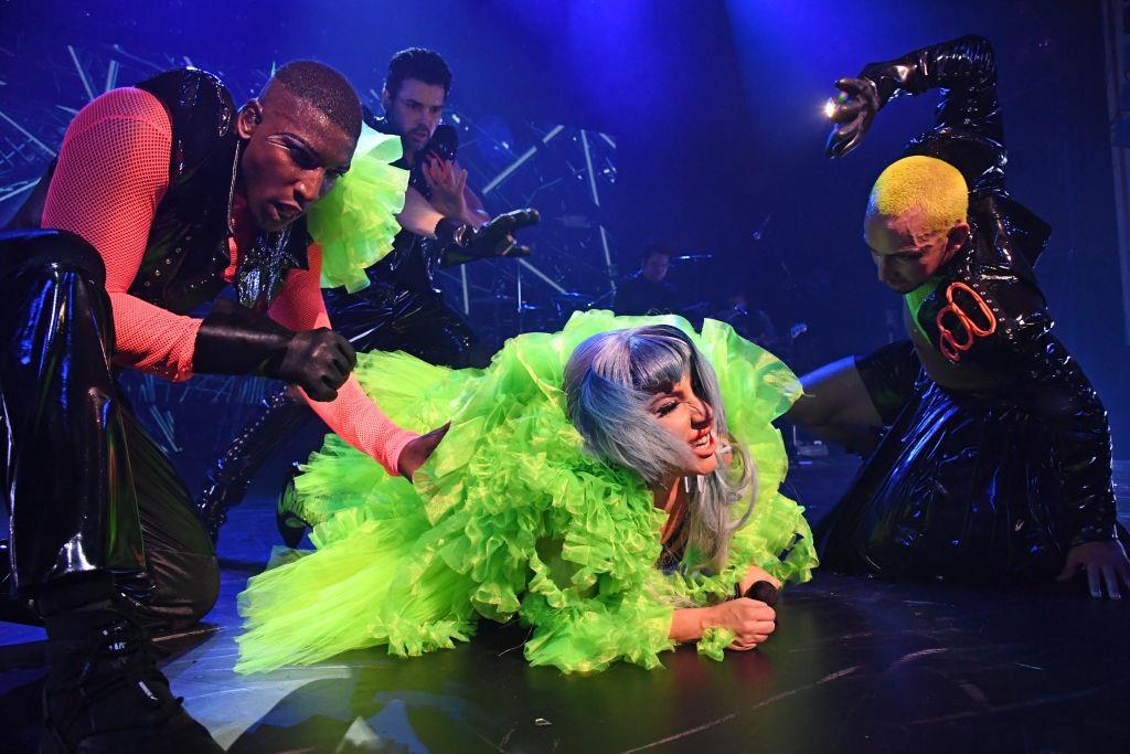 Lady Gaga bi nga tren san khau hinh anh