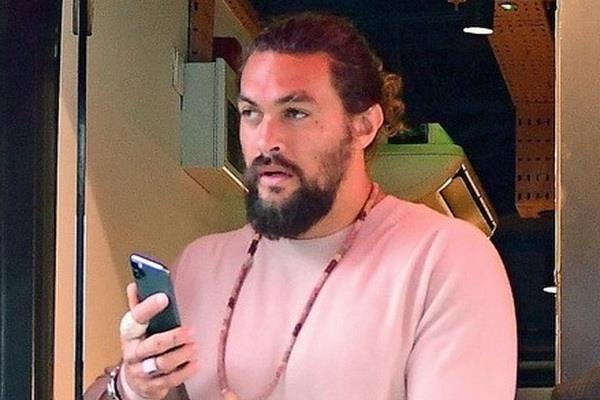 Tai tu ‘Aquaman’ dien nguyen cay hong khi dao pho hinh anh