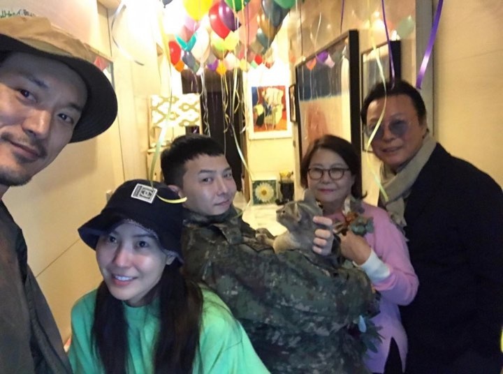 Buc anh G-Dragon tro ve trong vong tay gia dinh gay sot hinh anh
