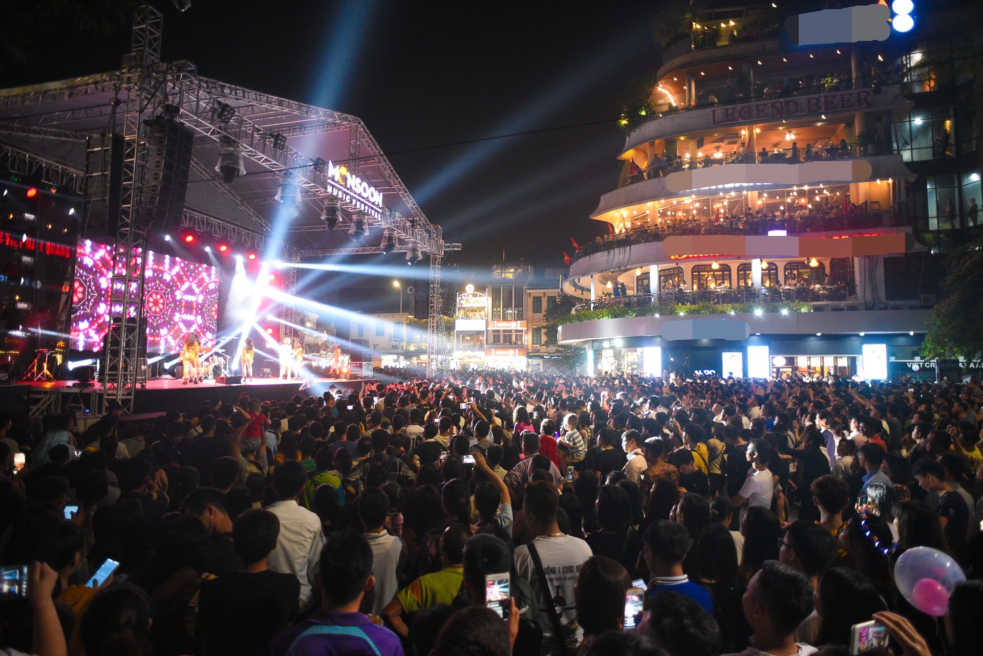 Hoang Thuy Linh hat o Monsoon anh 2