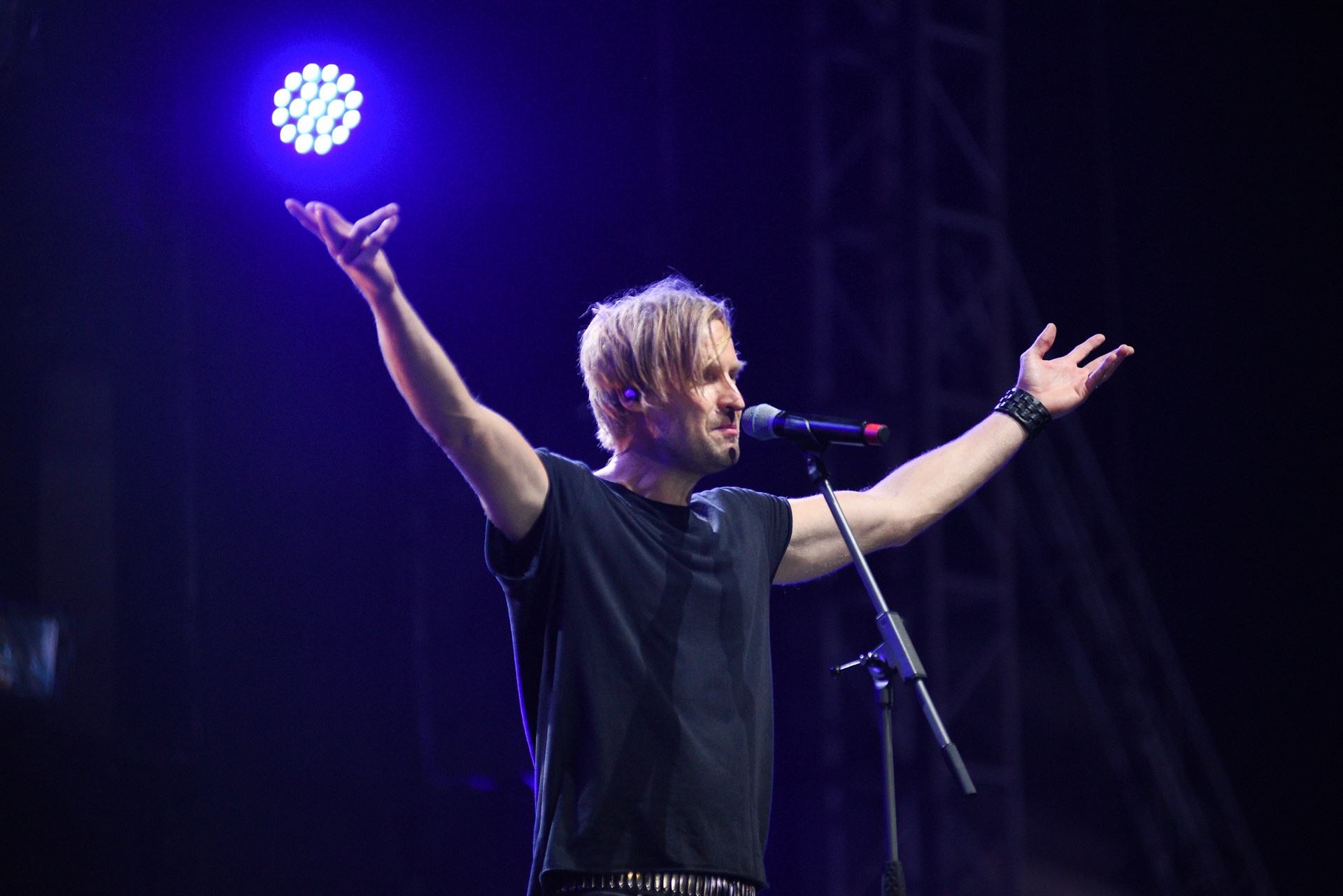 Hoang Thuy Linh hat o Monsoon anh 6