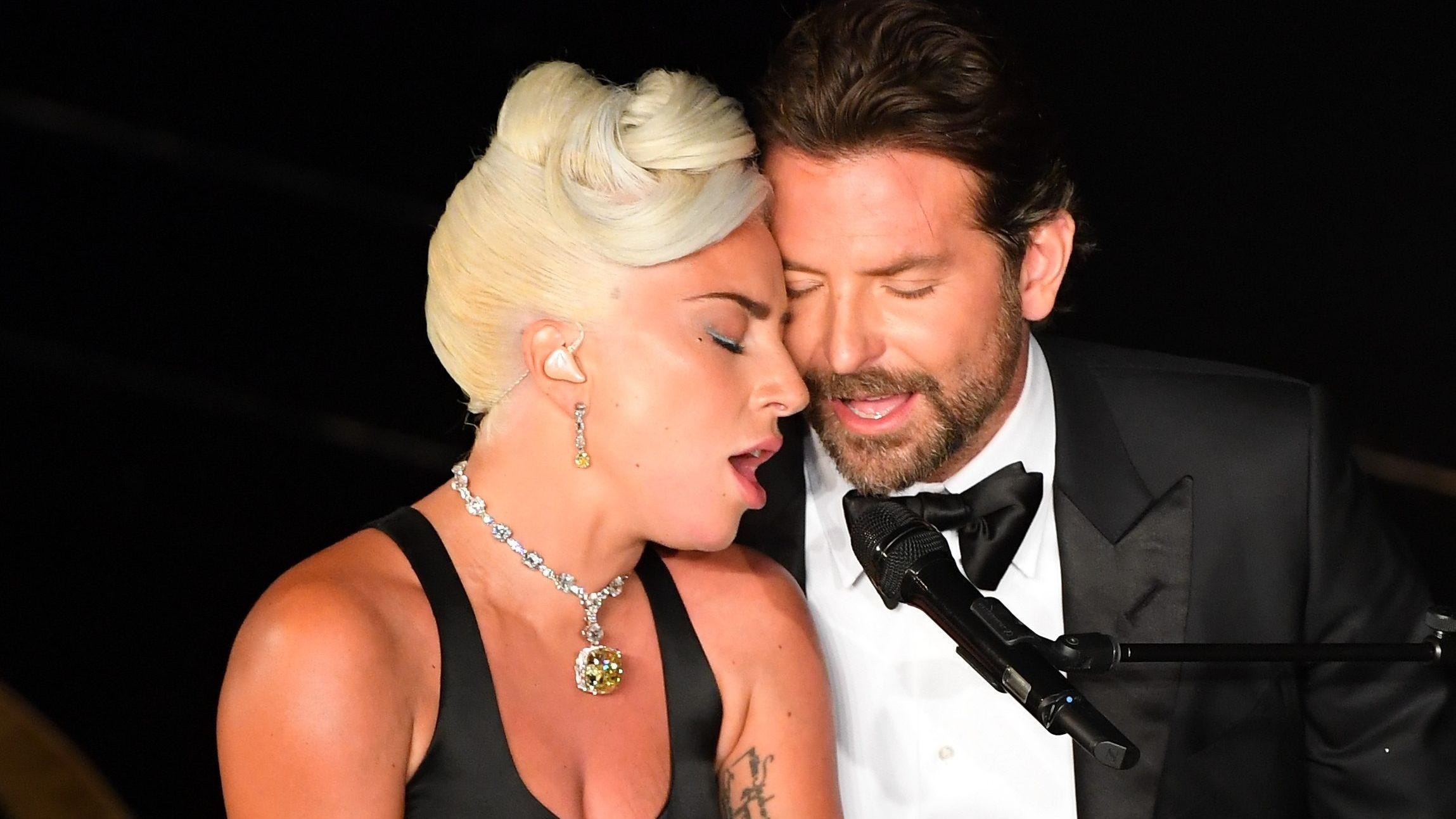 Lady Gaga thu nhan dan dung chuyen hen ho voi Bradley Cooper hinh anh