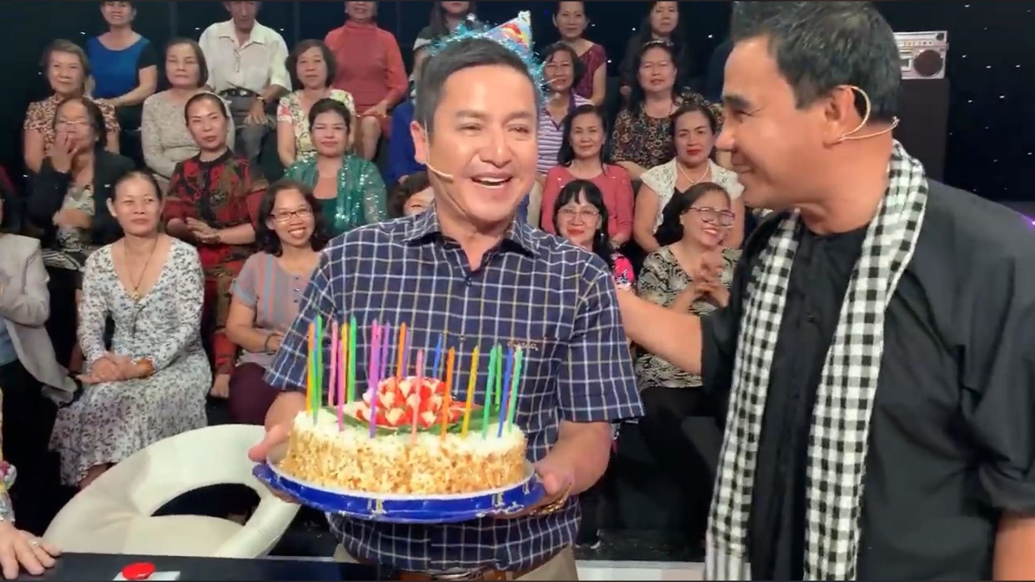 Chí Trung khóc trong lễ sinh nhật ảnh 2 Chi Trung khoc trong le sinh nhat anh 2