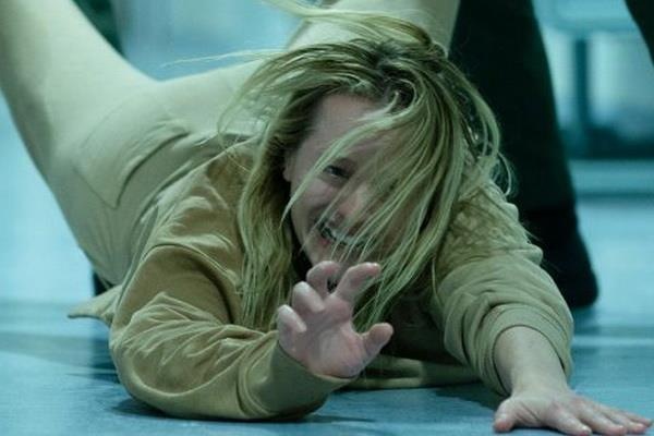 Phim kinh di ‘Ke vo hinh’ duoc cach tan voi cau chuyen tinh doc hai hinh anh