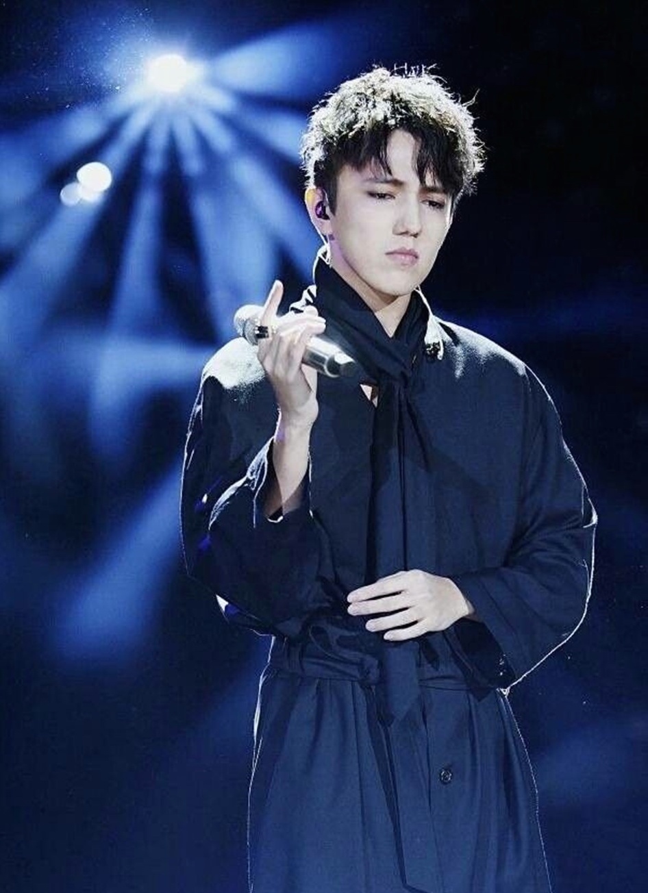 Son Tung M-TP lot top 100 nam than dep nhat chau A anh 13